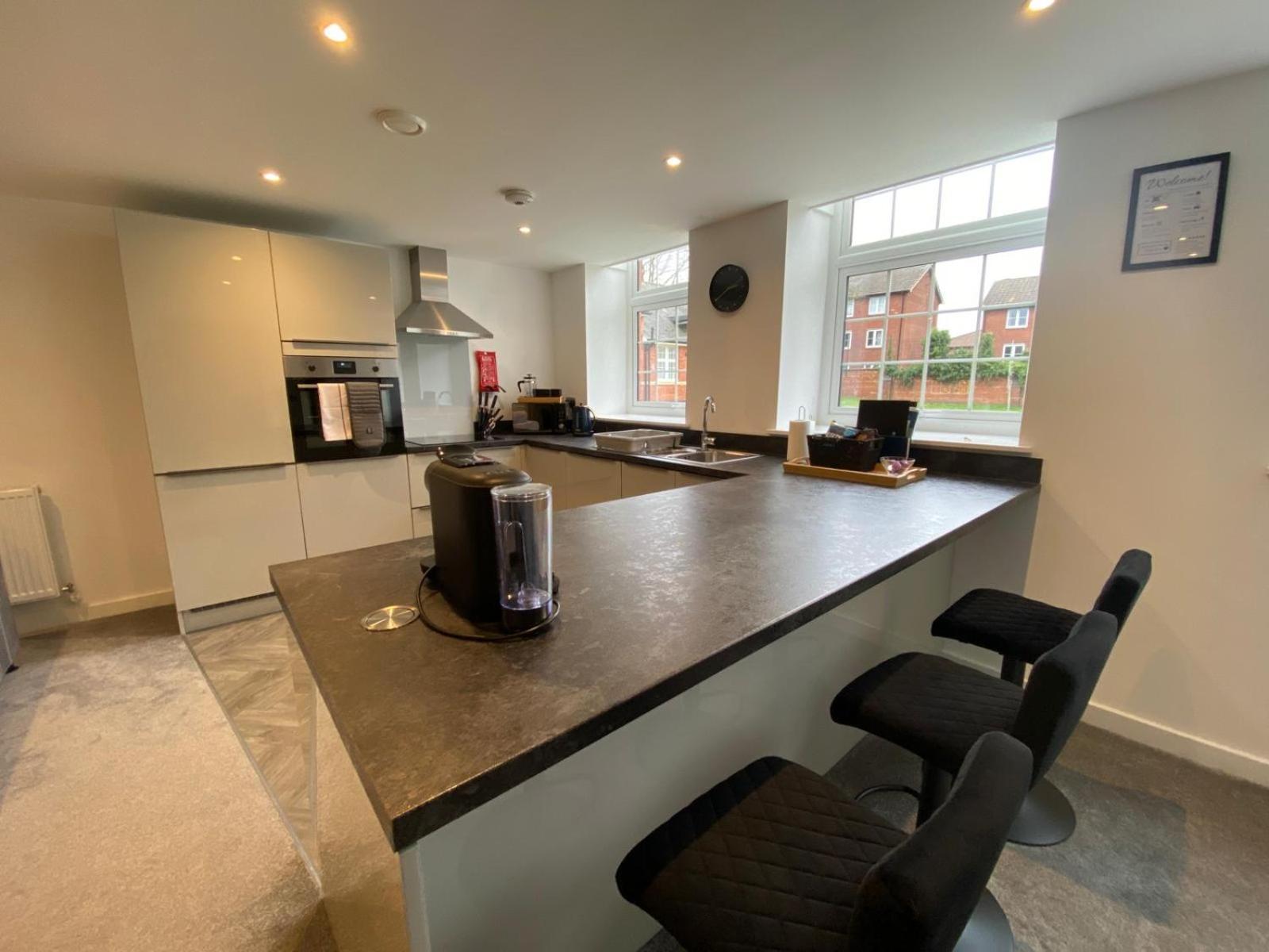 Stylish & Contemporary 2-Bed Townhouse - Parking - Wi-Fi - Netflix Lägenhet Worksop Exteriör bild