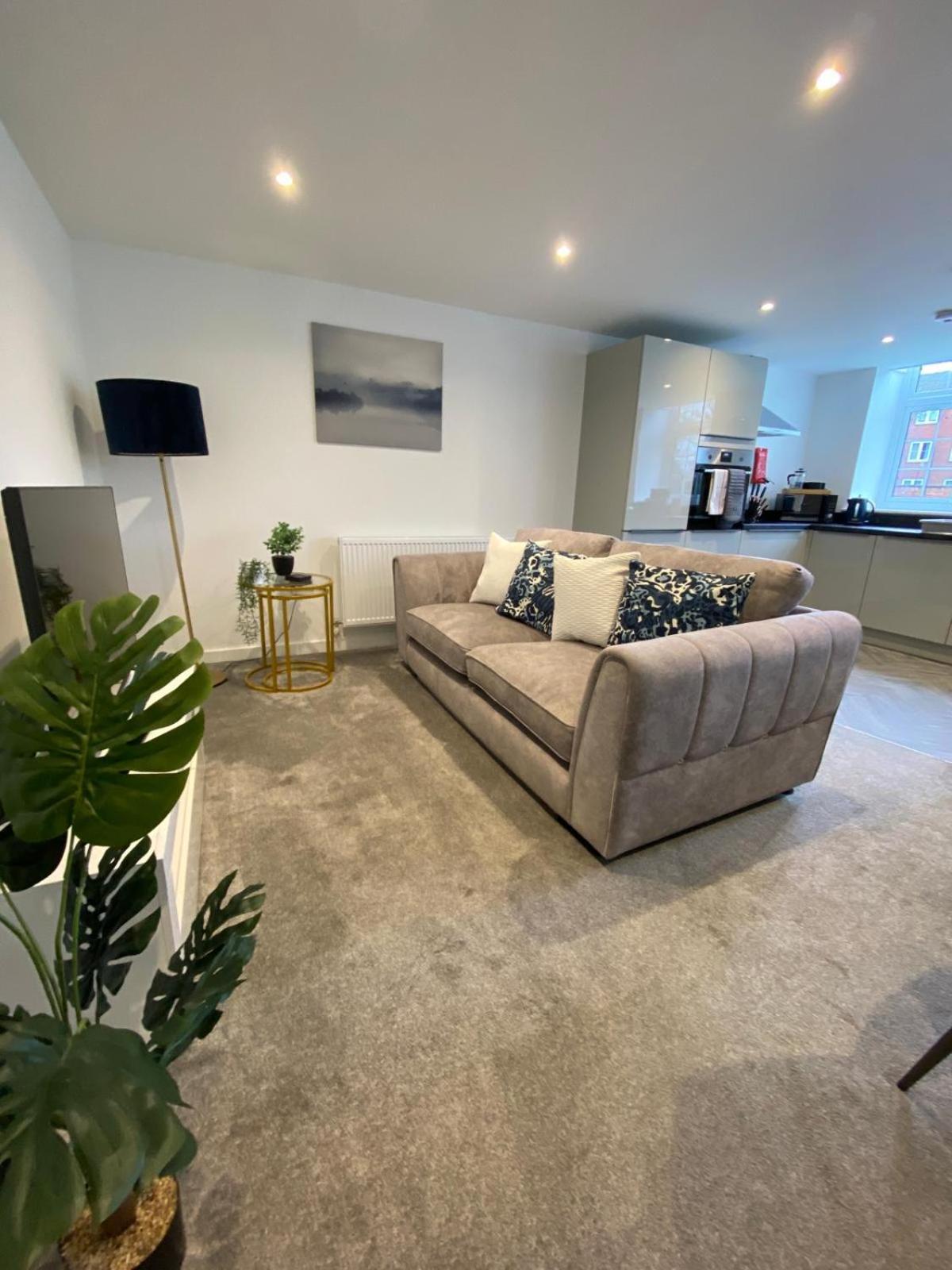 Stylish & Contemporary 2-Bed Townhouse - Parking - Wi-Fi - Netflix Lägenhet Worksop Exteriör bild