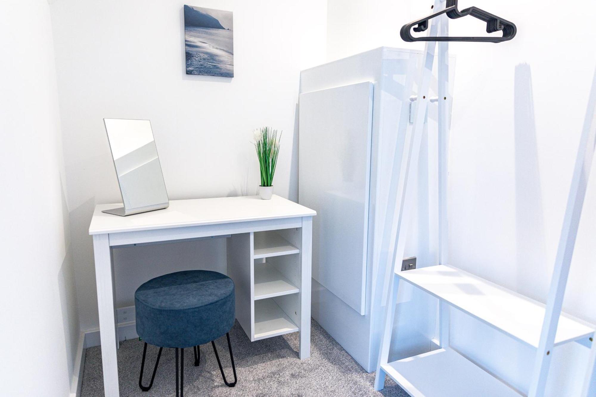 Stylish & Contemporary 2-Bed Townhouse - Parking - Wi-Fi - Netflix Lägenhet Worksop Exteriör bild